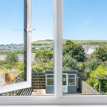 Modern House In St Agnes Parking & Garden